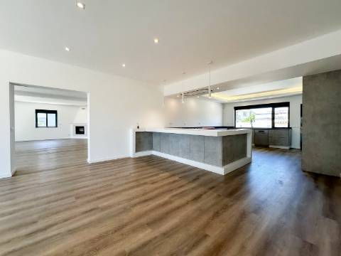 Perto de Vale do Lobo Moradia V5+1 Totalmente Renovada Para Venda