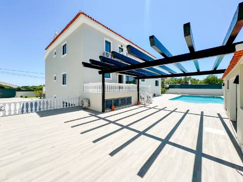 Perto de Vale do Lobo Moradia V5+1 Totalmente Renovada Para Venda