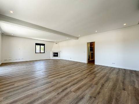 Perto de Vale do Lobo Moradia V5+1 Totalmente Renovada Para Venda