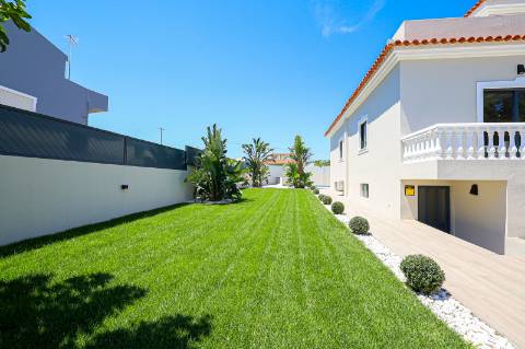 Perto de Vale do Lobo Moradia V5+1 Totalmente Renovada Para Venda