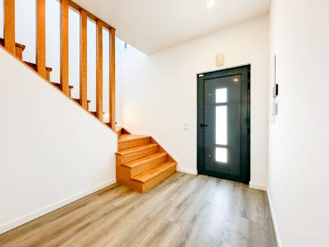 Perto de Vale do Lobo Moradia V5+1 Totalmente Renovada Para Venda