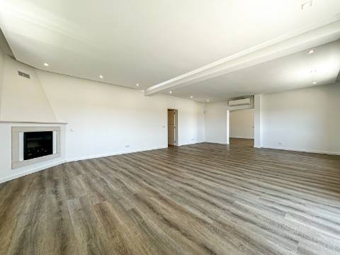 Perto de Vale do Lobo Moradia V5+1 Totalmente Renovada Para Venda