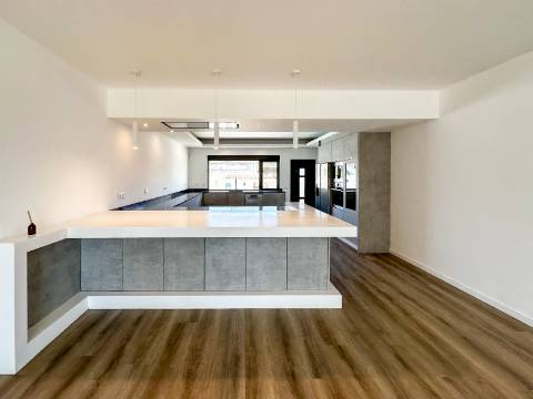 Perto de Vale do Lobo Moradia V5+1 Totalmente Renovada Para Venda