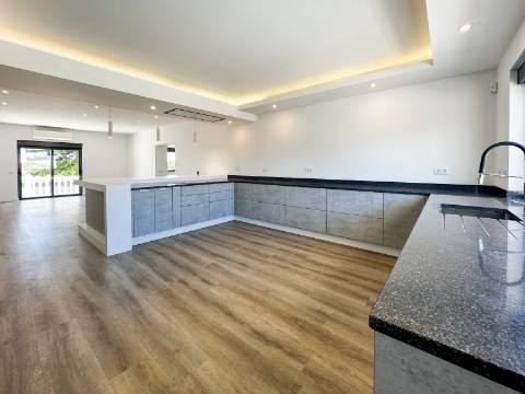 Perto de Vale do Lobo Moradia V5+1 Totalmente Renovada Para Venda