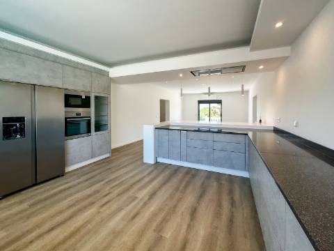 Perto de Vale do Lobo Moradia V5+1 Totalmente Renovada Para Venda