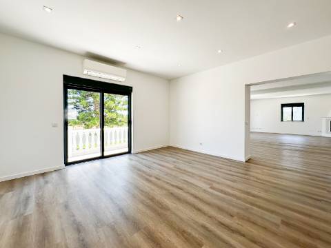 Perto de Vale do Lobo Moradia V5+1 Totalmente Renovada Para Venda
