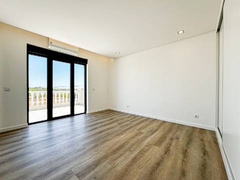 Perto de Vale do Lobo Moradia V5+1 Totalmente Renovada Para Venda