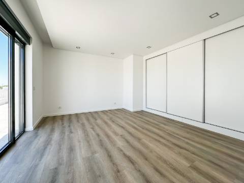 Perto de Vale do Lobo Moradia V5+1 Totalmente Renovada Para Venda