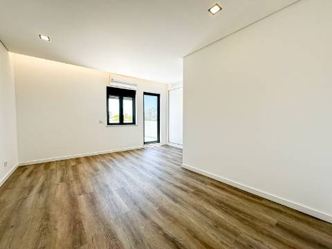 Perto de Vale do Lobo Moradia V5+1 Totalmente Renovada Para Venda