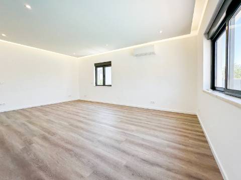 Perto de Vale do Lobo Moradia V5+1 Totalmente Renovada Para Venda