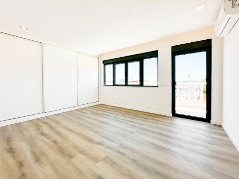 Perto de Vale do Lobo Moradia V5+1 Totalmente Renovada Para Venda