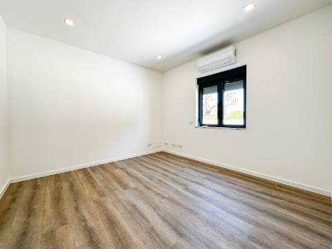 Perto de Vale do Lobo Moradia V5+1 Totalmente Renovada Para Venda