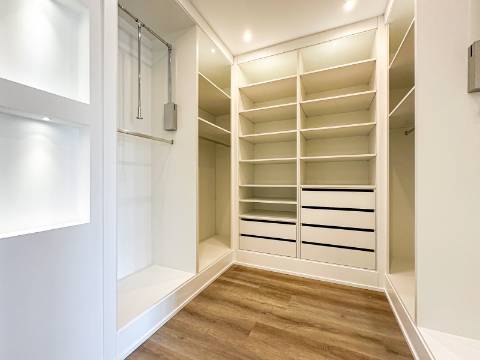 Perto de Vale do Lobo Moradia V5+1 Totalmente Renovada Para Venda