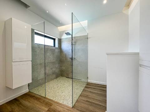 Perto de Vale do Lobo Moradia V5+1 Totalmente Renovada Para Venda