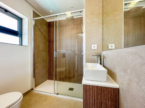 Perto de Vale do Lobo Moradia V5+1 Totalmente Renovada Para Venda