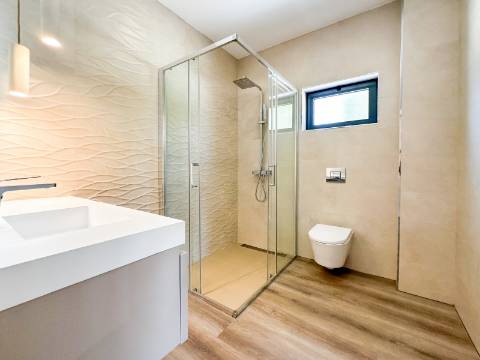 Perto de Vale do Lobo Moradia V5+1 Totalmente Renovada Para Venda