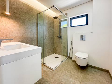 Perto de Vale do Lobo Moradia V5+1 Totalmente Renovada Para Venda