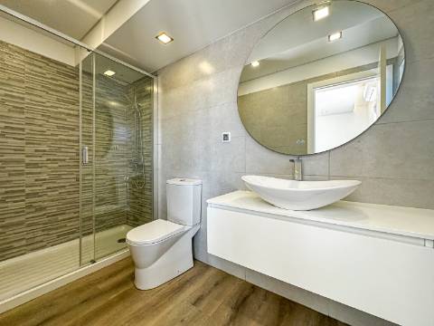 Perto de Vale do Lobo Moradia V5+1 Totalmente Renovada Para Venda