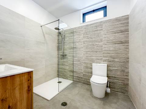 Perto de Vale do Lobo Moradia V5+1 Totalmente Renovada Para Venda