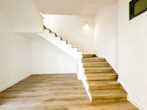 Perto de Vale do Lobo Moradia V5+1 Totalmente Renovada Para Venda