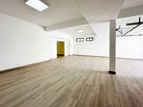 Perto de Vale do Lobo Moradia V5+1 Totalmente Renovada Para Venda