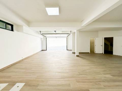 Perto de Vale do Lobo Moradia V5+1 Totalmente Renovada Para Venda