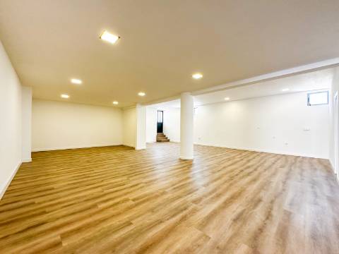 Perto de Vale do Lobo Moradia V5+1 Totalmente Renovada Para Venda