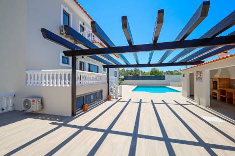 Perto de Vale do Lobo Moradia V5+1 Totalmente Renovada Para Venda