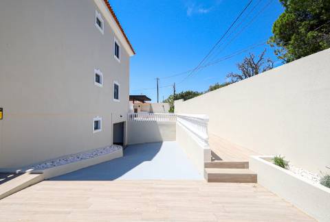 Perto de Vale do Lobo Moradia V5+1 Totalmente Renovada Para Venda