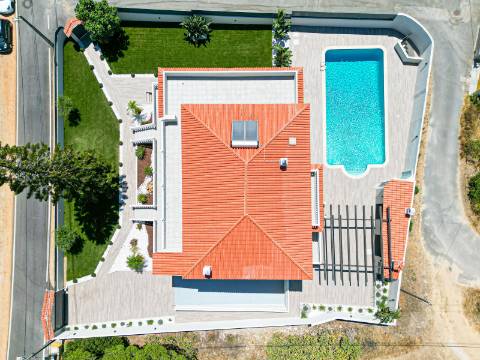 Perto de Vale do Lobo Moradia V5+1 Totalmente Renovada Para Venda