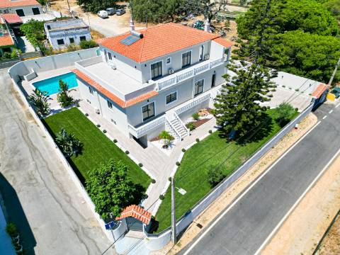 Perto de Vale do Lobo Moradia V5+1 Totalmente Renovada Para Venda