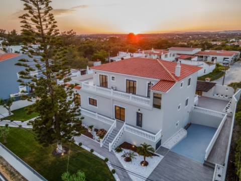 Perto de Vale do Lobo Moradia V5+1 Totalmente Renovada Para Venda