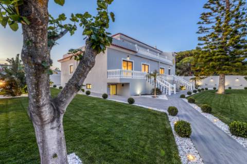 Perto de Vale do Lobo Moradia V5+1 Totalmente Renovada Para Venda