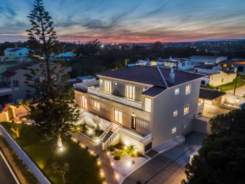 Perto de Vale do Lobo Moradia V5+1 Totalmente Renovada Para Venda