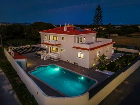 Perto de Vale do Lobo Moradia V5+1 Totalmente Renovada Para Venda