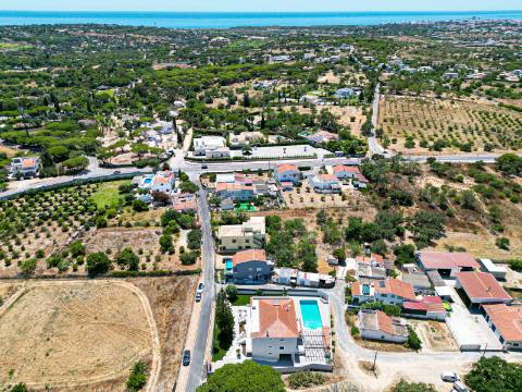 Perto de Vale do Lobo Moradia V5+1 Totalmente Renovada Para Venda