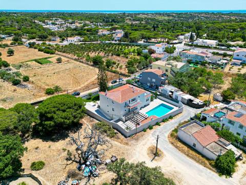 Perto de Vale do Lobo Moradia V5+1 Totalmente Renovada Para Venda