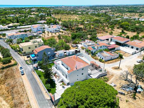 Perto de Vale do Lobo Moradia V5+1 Totalmente Renovada Para Venda