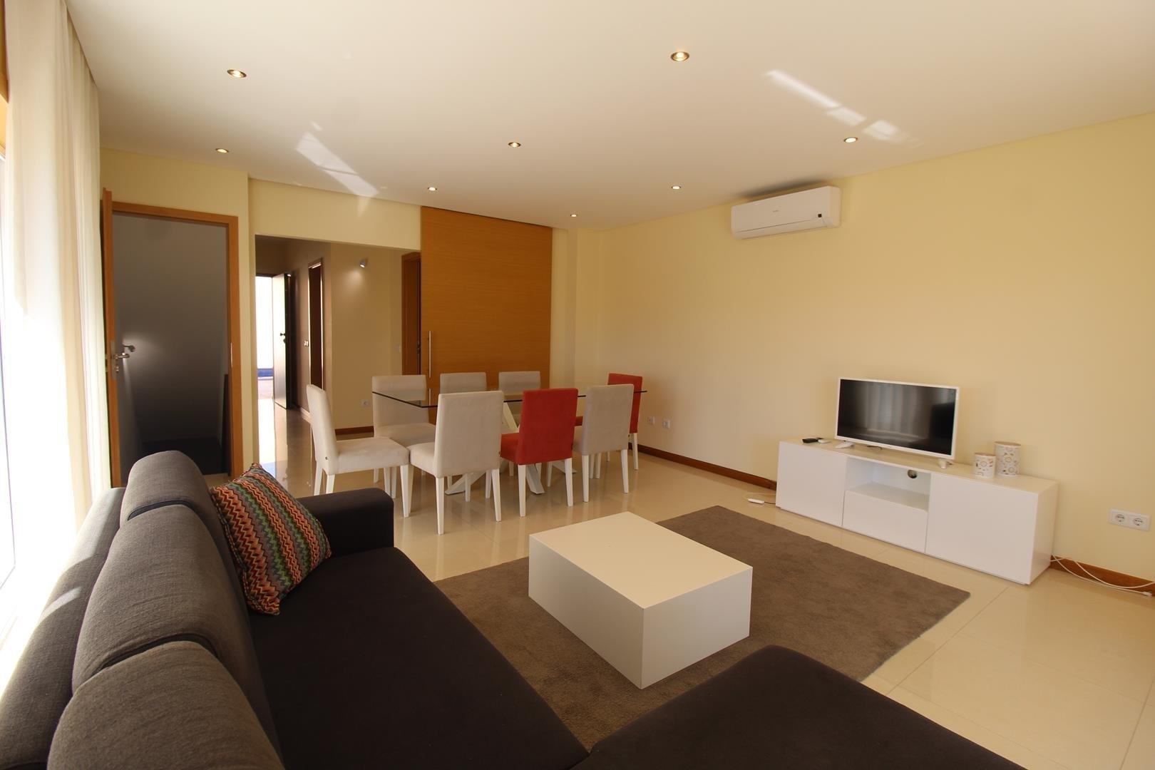 Albufeira - Moradia em Banda renovada T2+1 com piscina e garagem