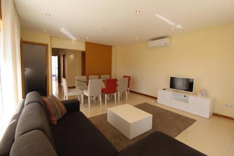 Albufeira - Moradia em Banda renovada T2+1 com piscina e garagem