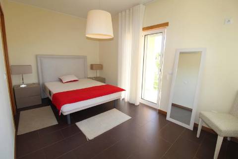 Albufeira - Moradia em Banda renovada T2+1 com piscina e garagem