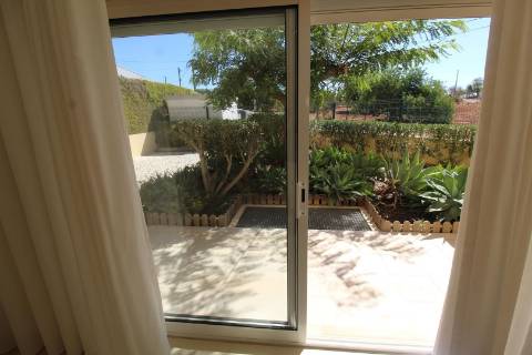 Albufeira - Moradia em Banda renovada T2+1 com piscina e garagem