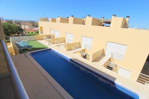 Albufeira - Moradia em Banda renovada T2+1 com piscina e garagem