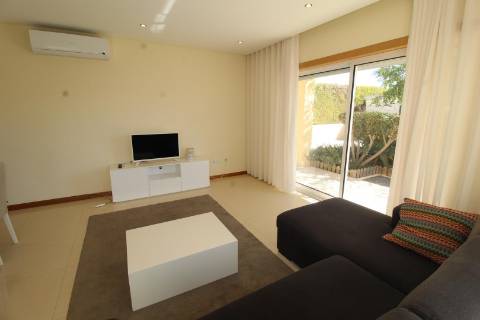 Albufeira - Moradia em Banda renovada T2+1 com piscina e garagem