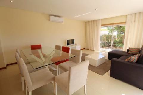 Albufeira - Moradia em Banda renovada T2+1 com piscina e garagem