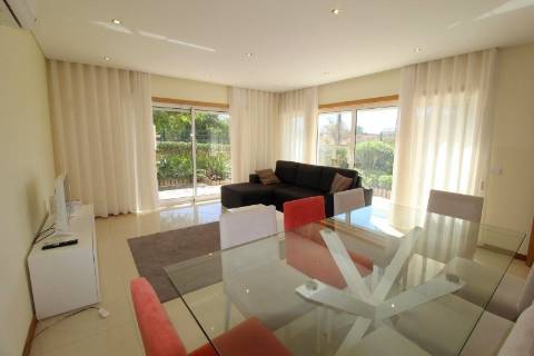 Albufeira - Moradia em Banda renovada T2+1 com piscina e garagem