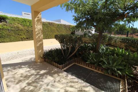 Albufeira - Moradia em Banda renovada T2+1 com piscina e garagem