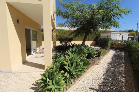 Albufeira - Moradia em Banda renovada T2+1 com piscina e garagem
