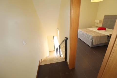 Albufeira - Moradia em Banda renovada T2+1 com piscina e garagem