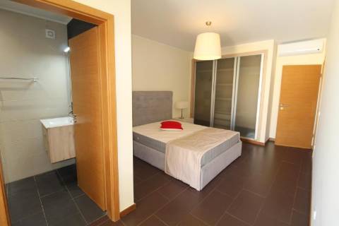 Albufeira - Moradia em Banda renovada T2+1 com piscina e garagem